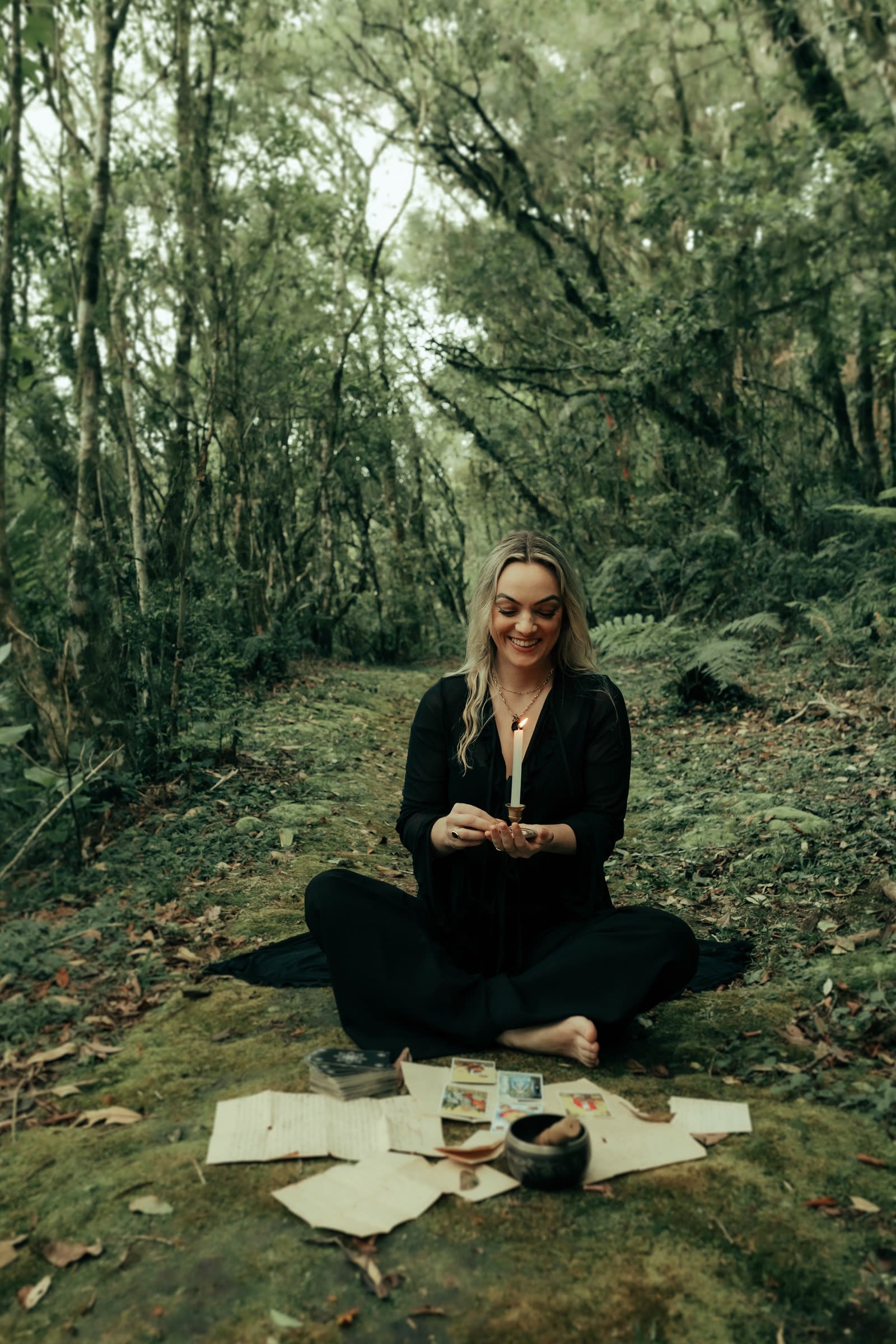 Ana com cartas na floresta