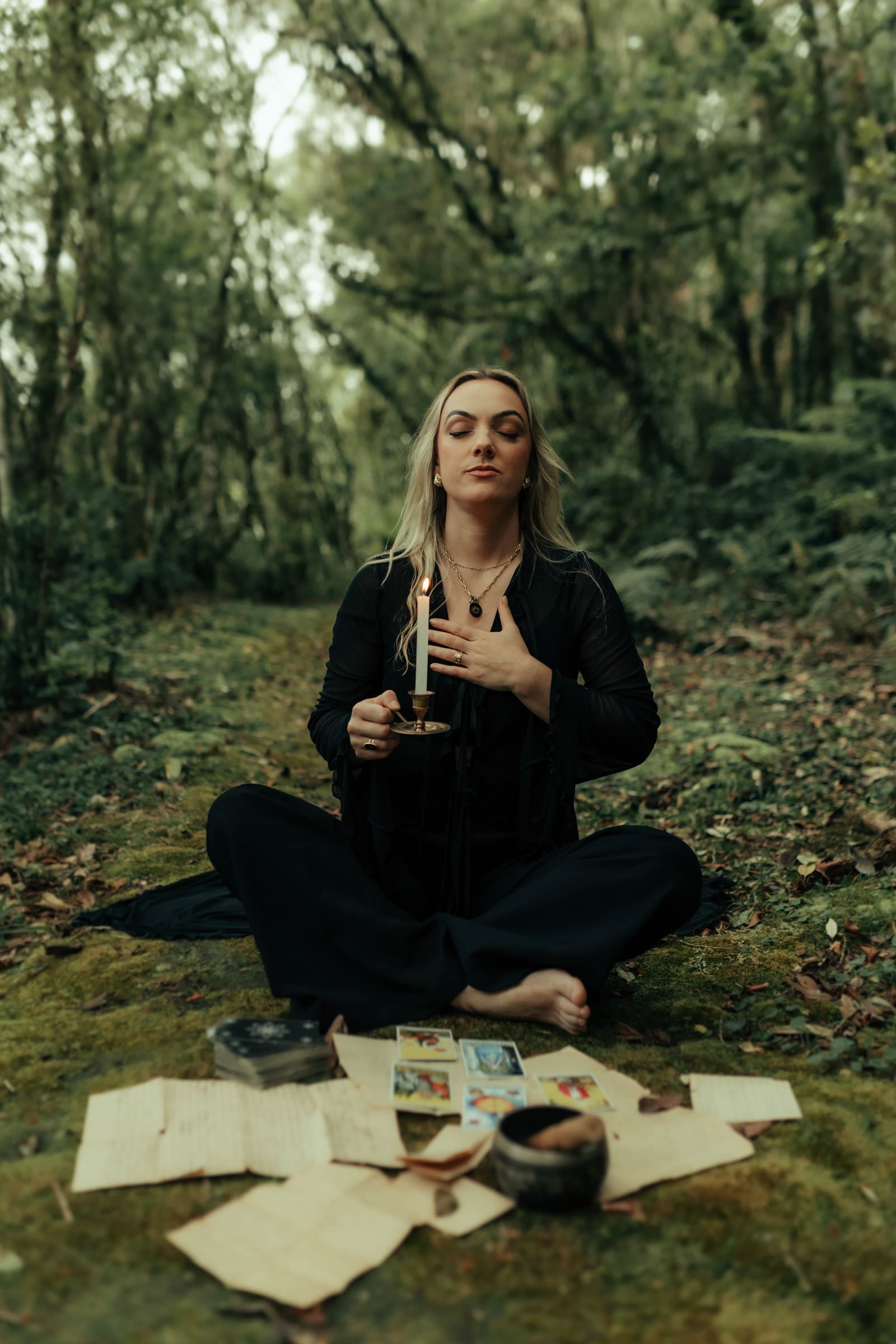 Vivência com vela e cartas na mata