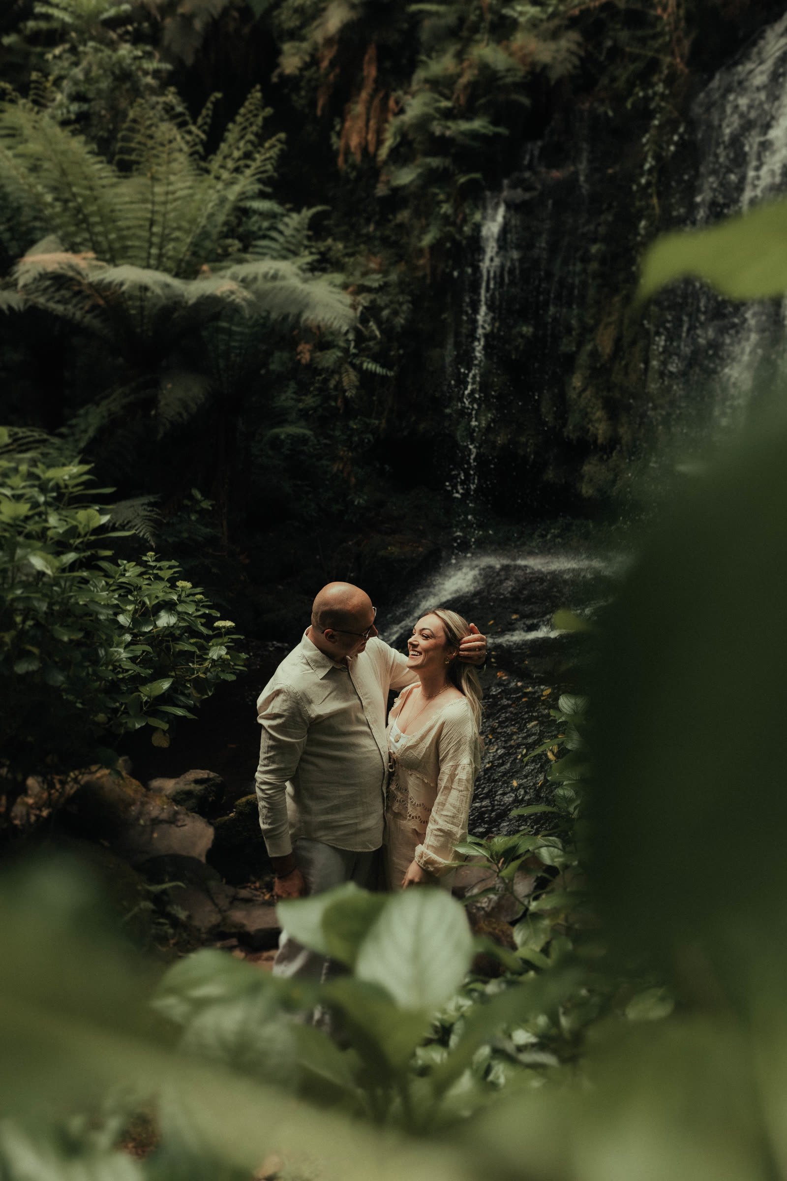 Ivan e Ana junto a uma cachoeira